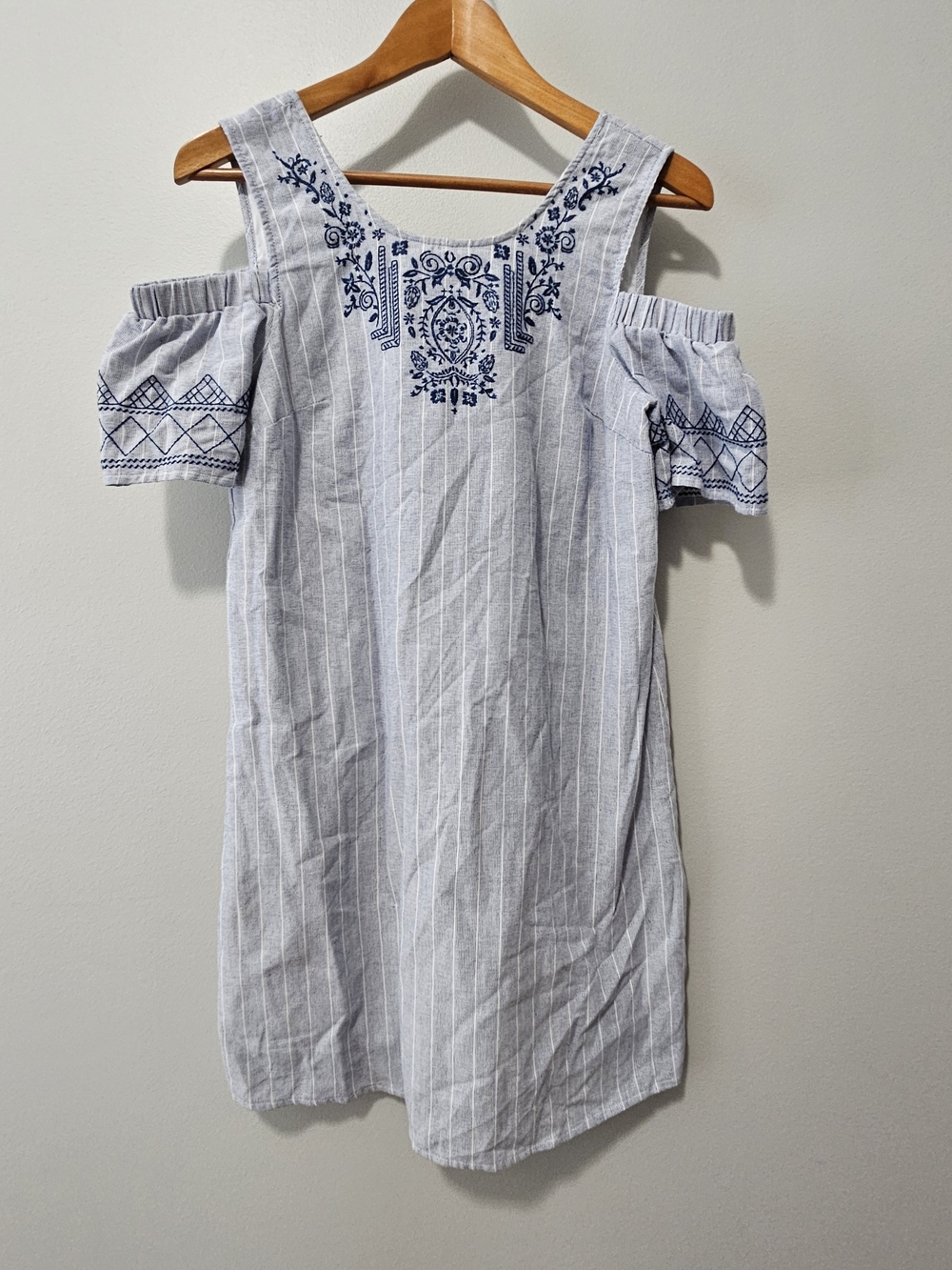 Knox Rose Light Blue & White Cold-Shoulder Embroidered Tunic